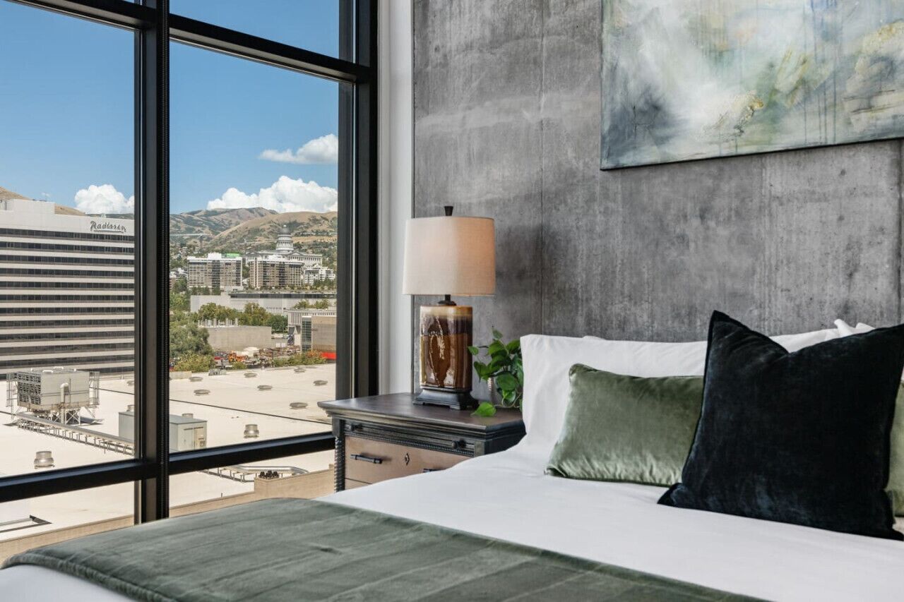 2 chambres, bureau, fer et planche à repasser, lit parapluie