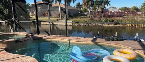 Alberca al aire libre y alberca climatizada