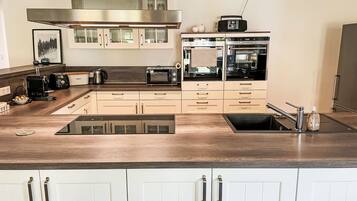 Kühlschrank, Mikrowelle, Ofen, Geschirrspüler