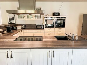 Kylskåp, mikrovågsugn, ugn och diskmaskin