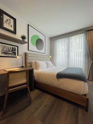 1 habitación, sistema de insonorización y tabla de planchar con plancha