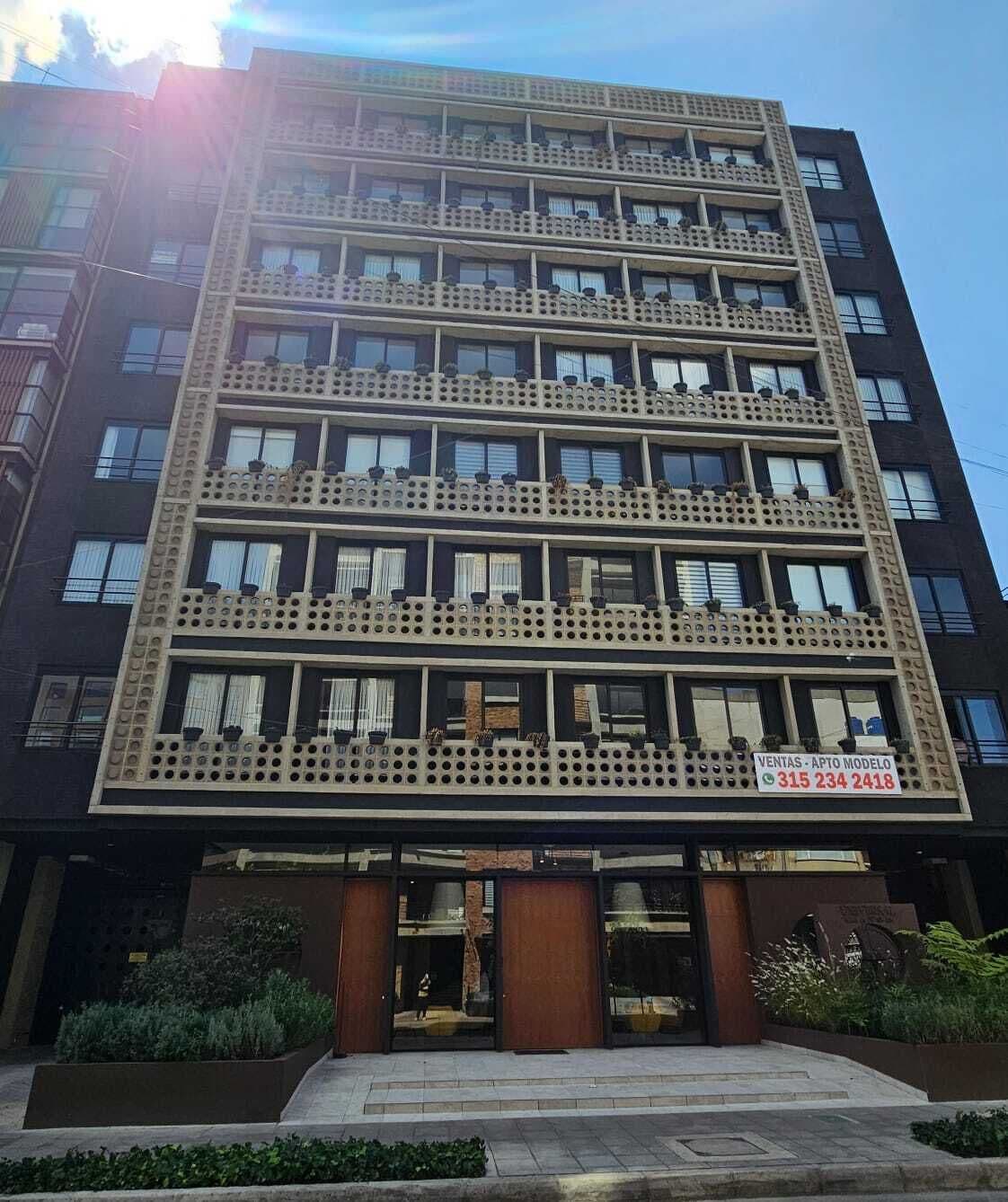 Un edifici d'altes plantes amb façana moderna, amb balcons i grans finestres.