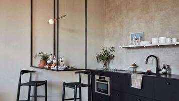 Coffee/tea maker, fridge, microwave, oven