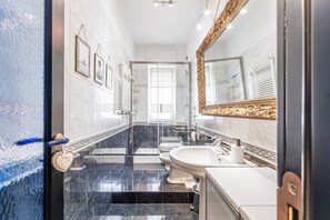 Douche, séchoir à cheveux, bidet, serviettes fournies
