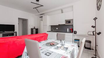 Frigorifero, microonde, forno, piano cottura