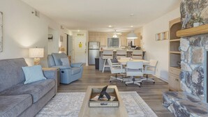 Una sala de estar moderna con un sofá, una mesa de centro y un comedor con sillas y una mesa.