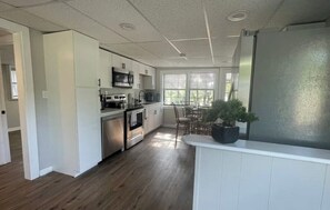 Een koelkast, een microgolfoven, een oven, een kookplaat