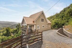 Exterior - Discount Attraction Tickets! BEST Mtn Views w/Hot Tub, Sauna, FirePit, Game Rm (Gatlinburg)