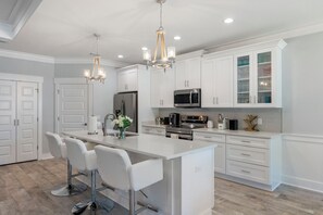 冷蔵庫、電子レンジ、オーブン、コンロ