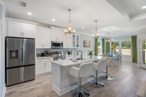 冷蔵庫、電子レンジ、オーブン、コンロ