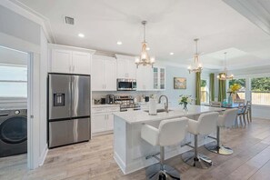 冷蔵庫、電子レンジ、オーブン、コンロ