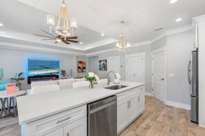 冷蔵庫、電子レンジ、オーブン、コンロ