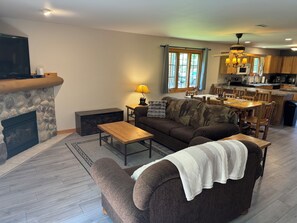 Smart-TV, Kamin, DVD-Player, Bücher