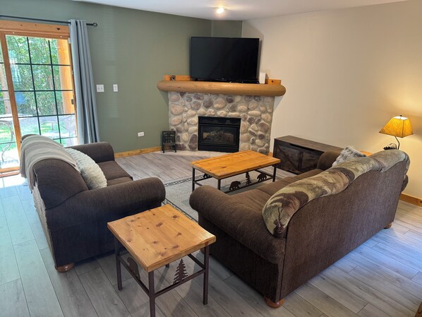 Smart-TV, Kamin, DVD-Player, Bücher