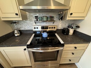 Jääkaappi, mikroaaltouuni, uuni, liesi