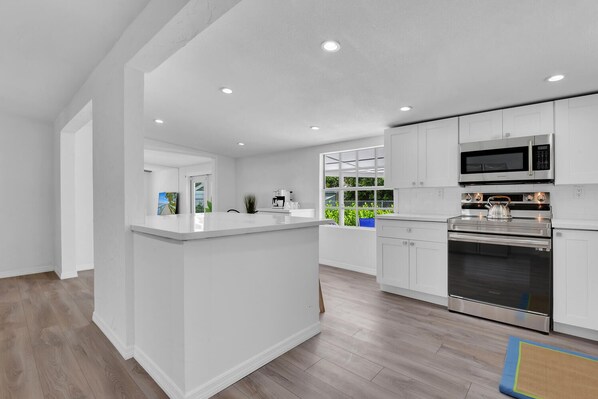 Kühlschrank, Mikrowelle, Ofen, Herdplatte