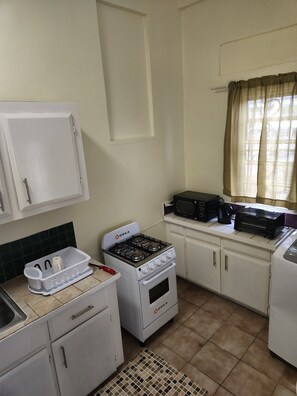 Kjøleskap, mikrobølgeovn, ovn og kokeplater