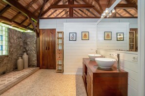Basic Villa | Bathroom