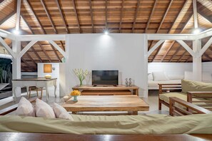 Vil·la bàsica | Sala d'estar | Televisor i serveis de streaming 