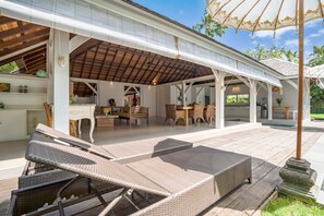 Basic Villa | Outdoor dining