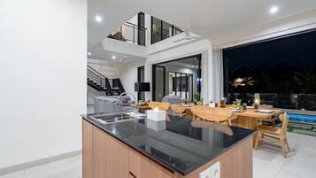 Réfrigérateur, micro-ondes, plaque de cuisson, cafetière/bouilloire