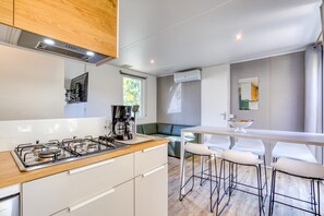 Fridge, microwave, stovetop, dishwasher - ‘Mobile Home for 6 at Castellas’ with Shared Pool, Private Terrace and Air Conditioning (Sète)