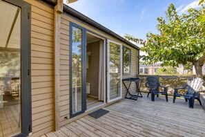 Terrace/patio - ‘Mobile Home for 6 at Castellas’ with Shared Pool, Private Terrace and Air Conditioning (Sète)