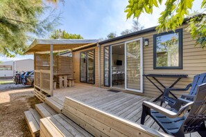 Terrace/patio - ‘Mobile Home for 6 at Castellas’ with Shared Pool, Private Terrace and Air Conditioning (Sète)