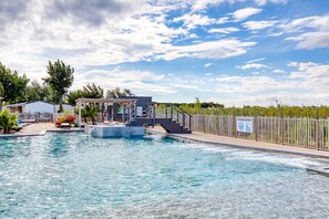 A heated pool - ‘Mobile Home for 6 at Castellas’ with Shared Pool, Private Terrace and Air Conditioning (Sète)