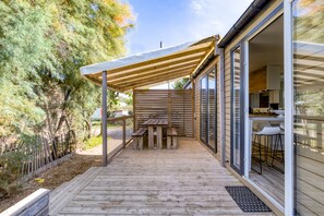 Outdoor dining - ‘Mobile Home for 6 at Castellas’ with Shared Pool, Private Terrace and Air Conditioning (Sète)