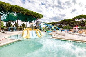 A heated pool - ‘Mobile Home for 6 at Castellas’ with Shared Pool, Private Terrace and Air Conditioning (Sète)