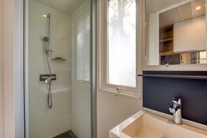 Shower, hair dryer - ‘Mobile Home for 6 at Castellas’ with Shared Pool, Private Terrace and Air Conditioning (Sète)