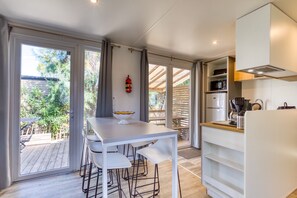 Fridge, microwave, stovetop, dishwasher - ‘Mobile Home for 6 at Castellas’ with Shared Pool, Private Terrace and Air Conditioning (Sète)