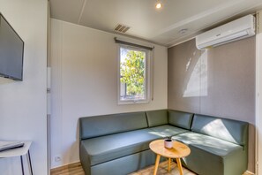 TV, table tennis - ‘Mobile Home for 6 at Castellas’ with Shared Pool, Private Terrace and Air Conditioning (Sète)