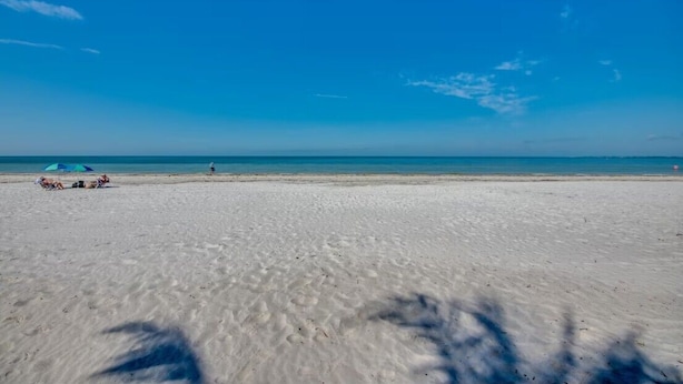 A beach with white sand and a clear blue sky. - Experience paradise! Three bedrooms in Fort Myers Beach accommodation up to 10+  (Fort Myers Beach)