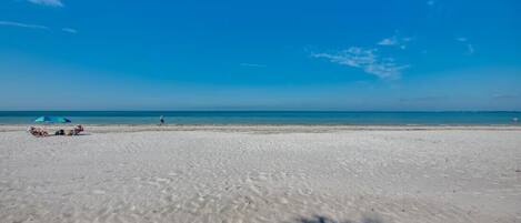 Playa en los alrededores, camastros y toallas de playa