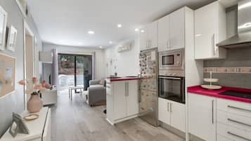 Jääkaappi, mikroaaltouuni, uuni, liesi