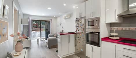 Frigorífico, microondas, horno y placa de cocina