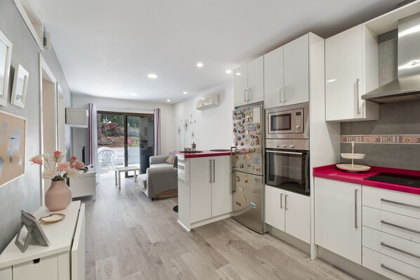 Een koelkast, een microgolfoven, een oven, een kookplaat