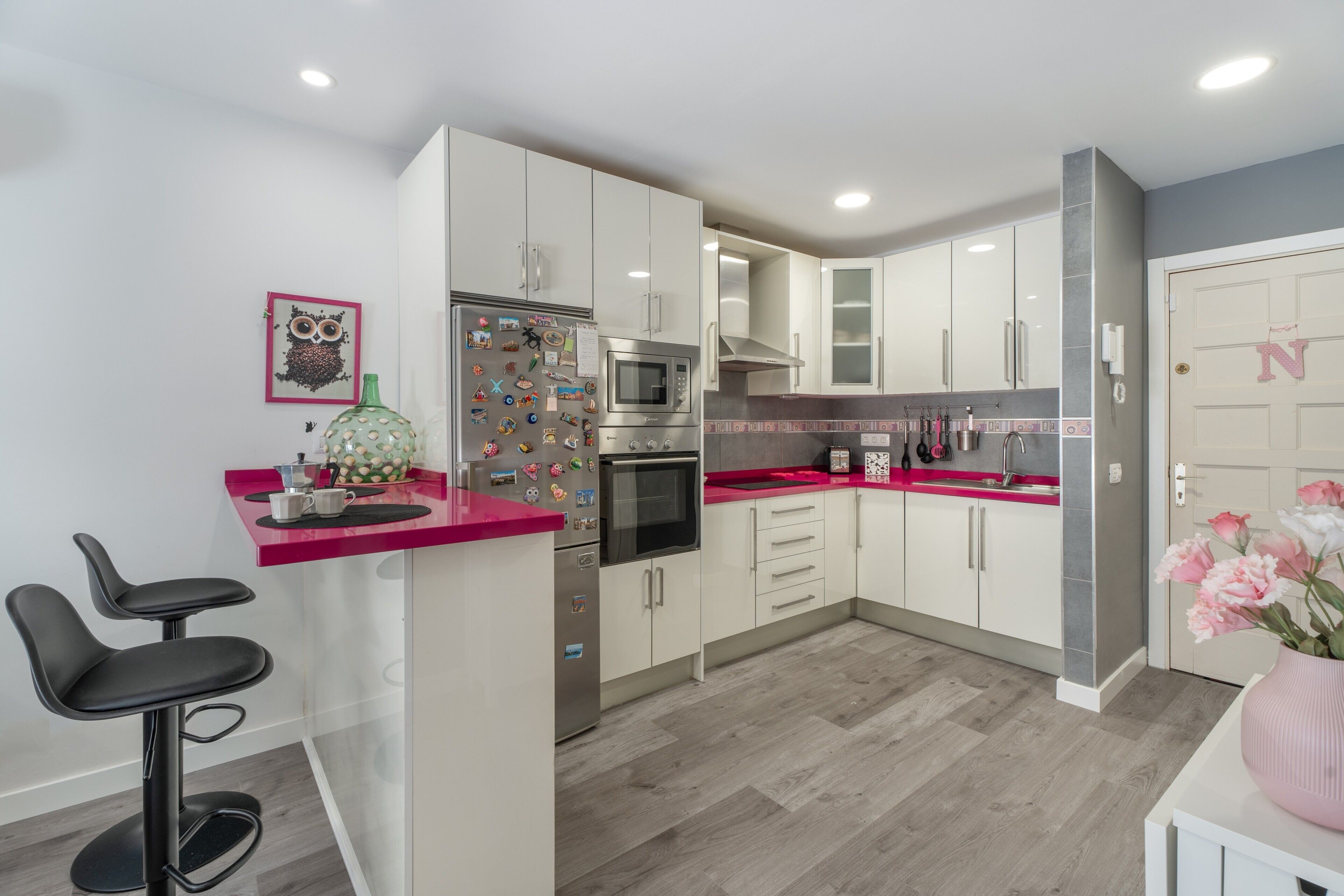 Jääkaappi, mikroaaltouuni, uuni, liesi