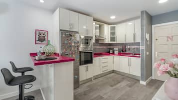 Jääkaappi, mikroaaltouuni, uuni, liesi