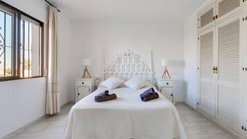 3 bedrooms, iron/ironing board, free WiFi, bed sheets