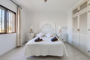 3 makuuhuonetta, silitysrauta/-lauta, ilmainen Wi-Fi, vuodevaatteet