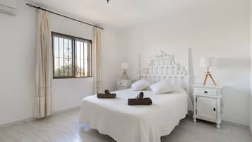 3 bedrooms, iron/ironing board, free WiFi, bed sheets