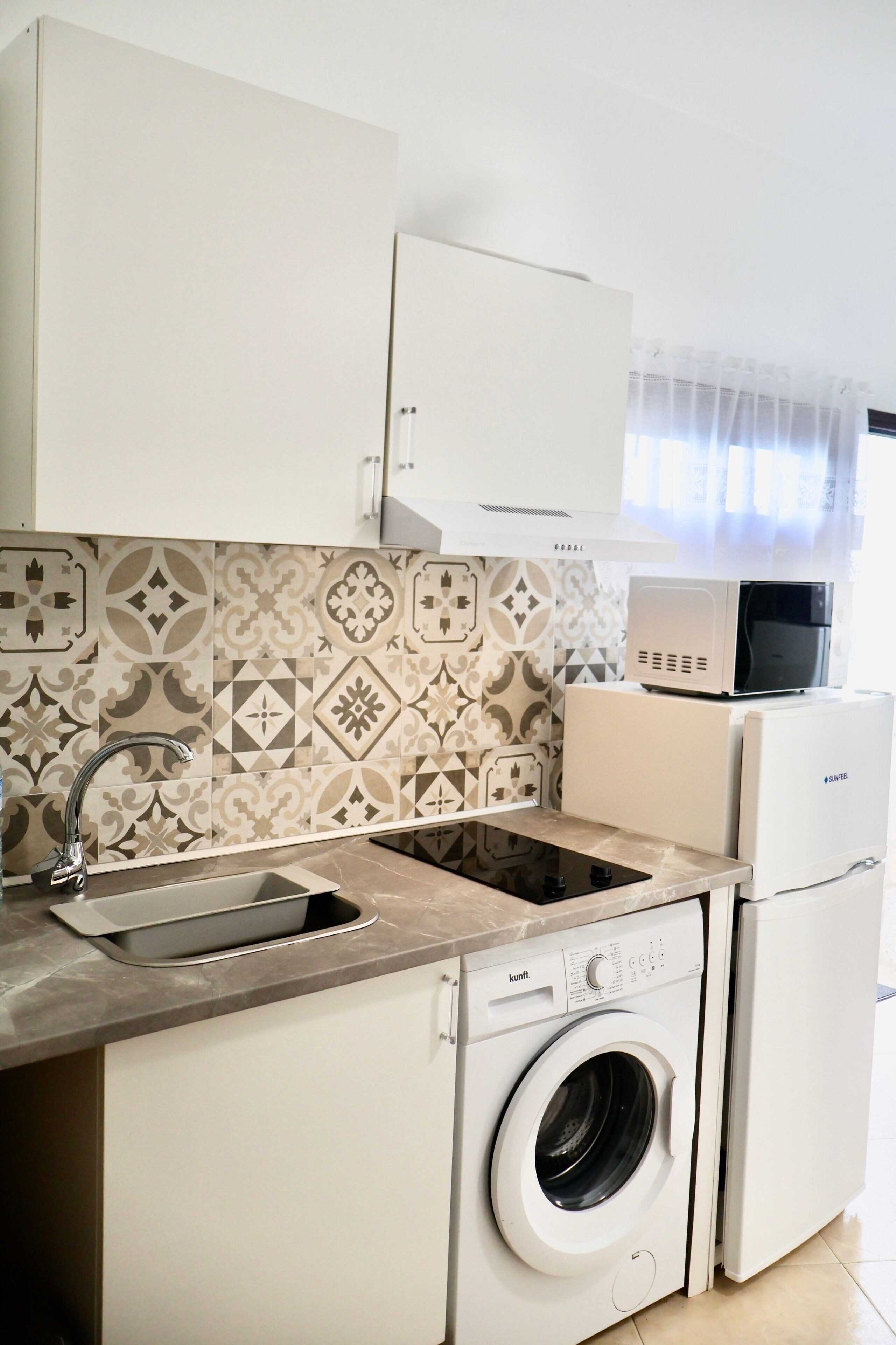 Frigorífico, microondas, placa de cocina y cafetera o tetera