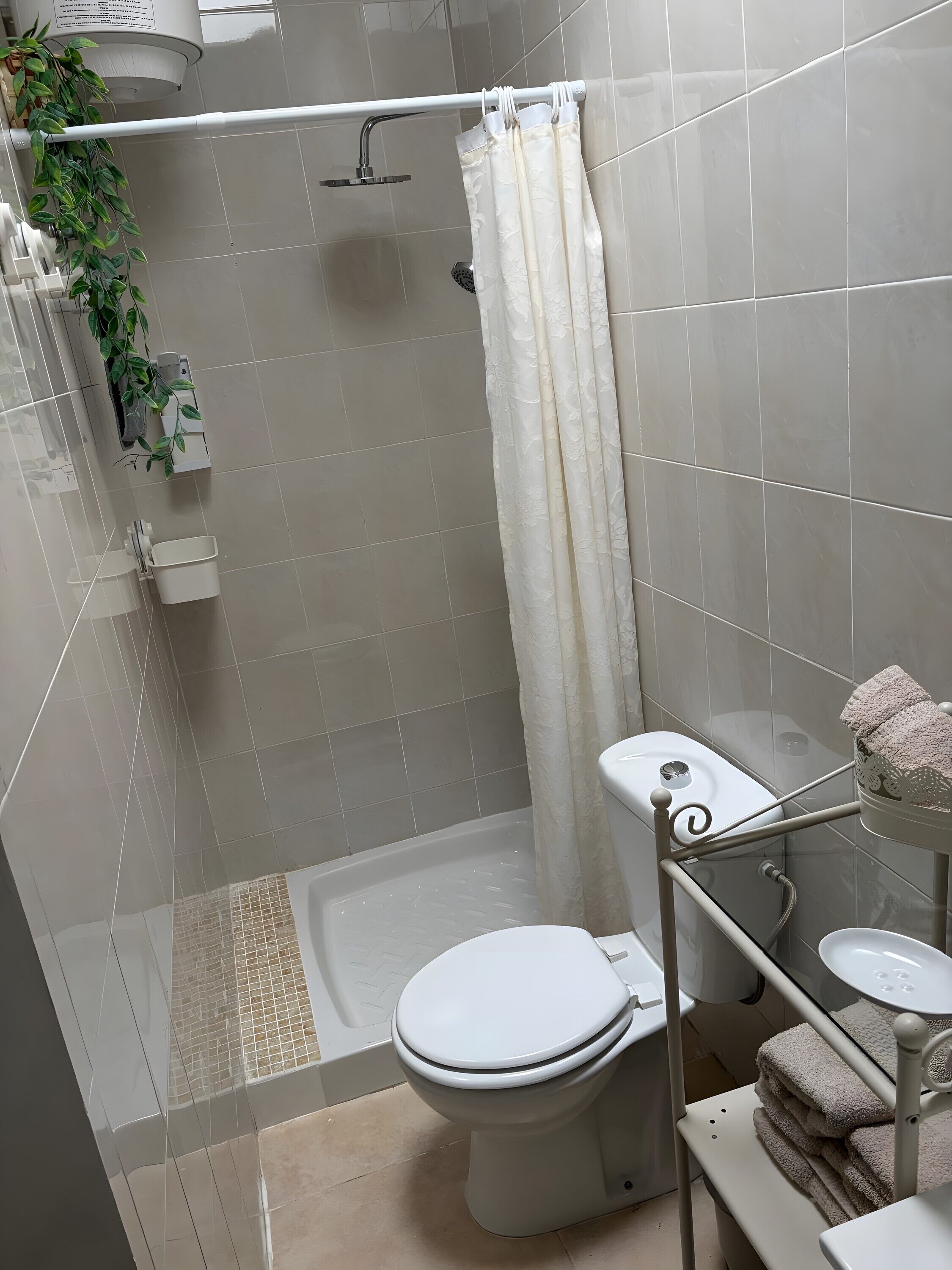 Een douche, een haardroger, handdoeken