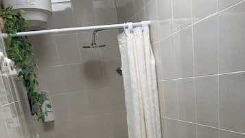 Een douche, een haardroger, handdoeken