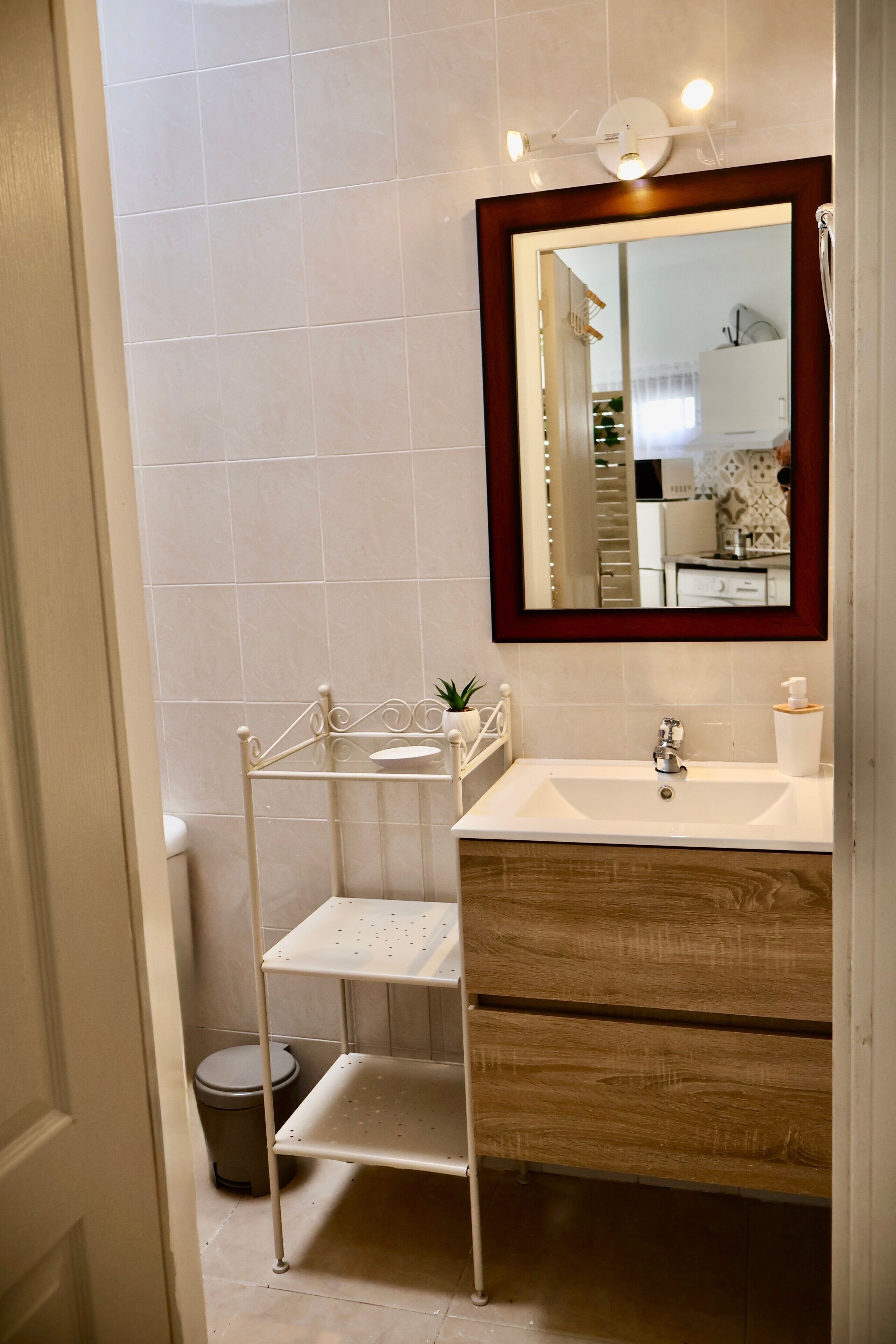 Douche, sèche-cheveux, serviettes fournies