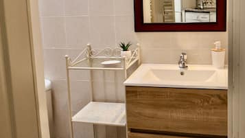 Douche, sèche-cheveux, serviettes fournies