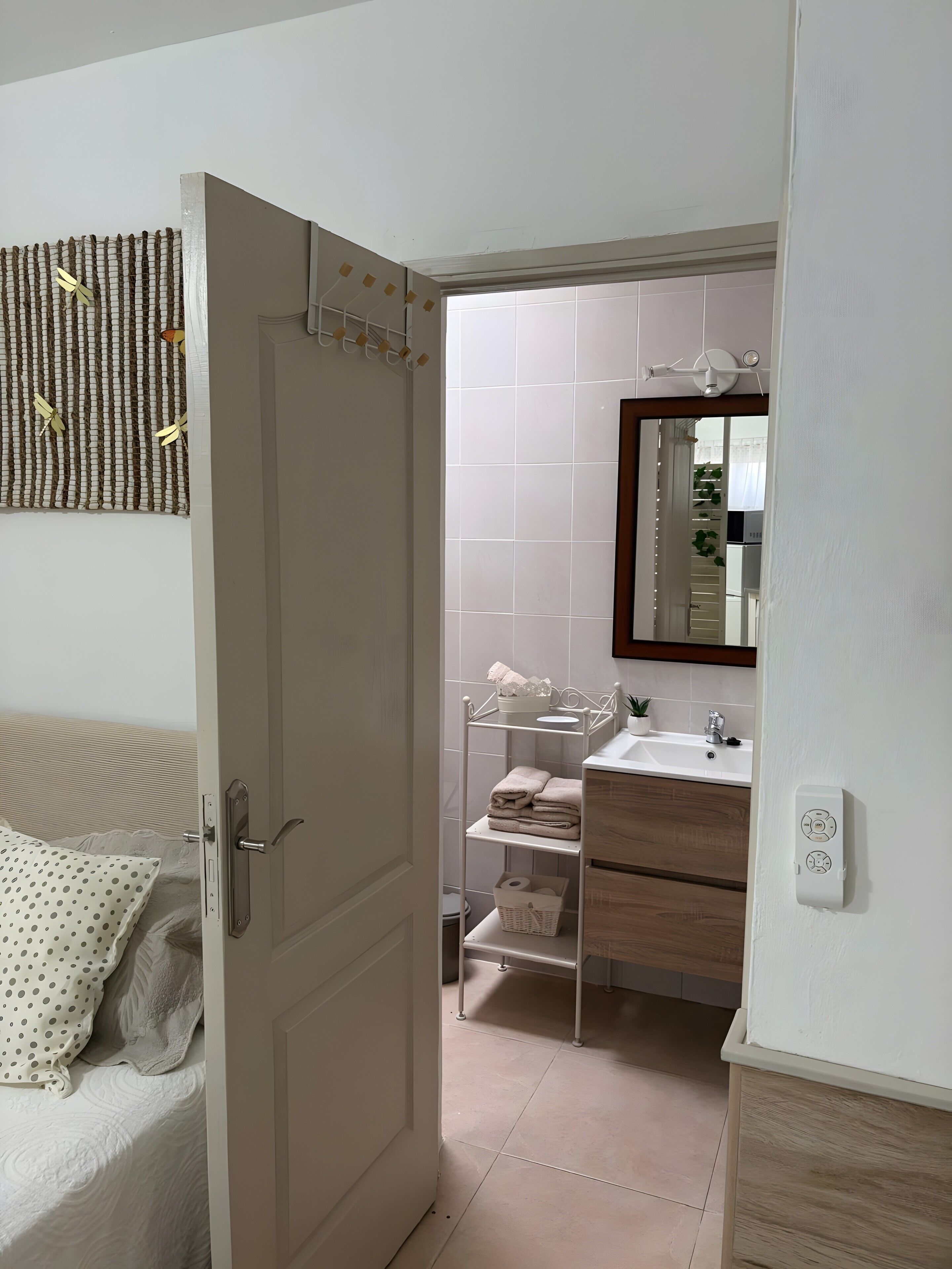 1 dormitorio, tabla de planchar con plancha, wifi gratis y ropa de cama